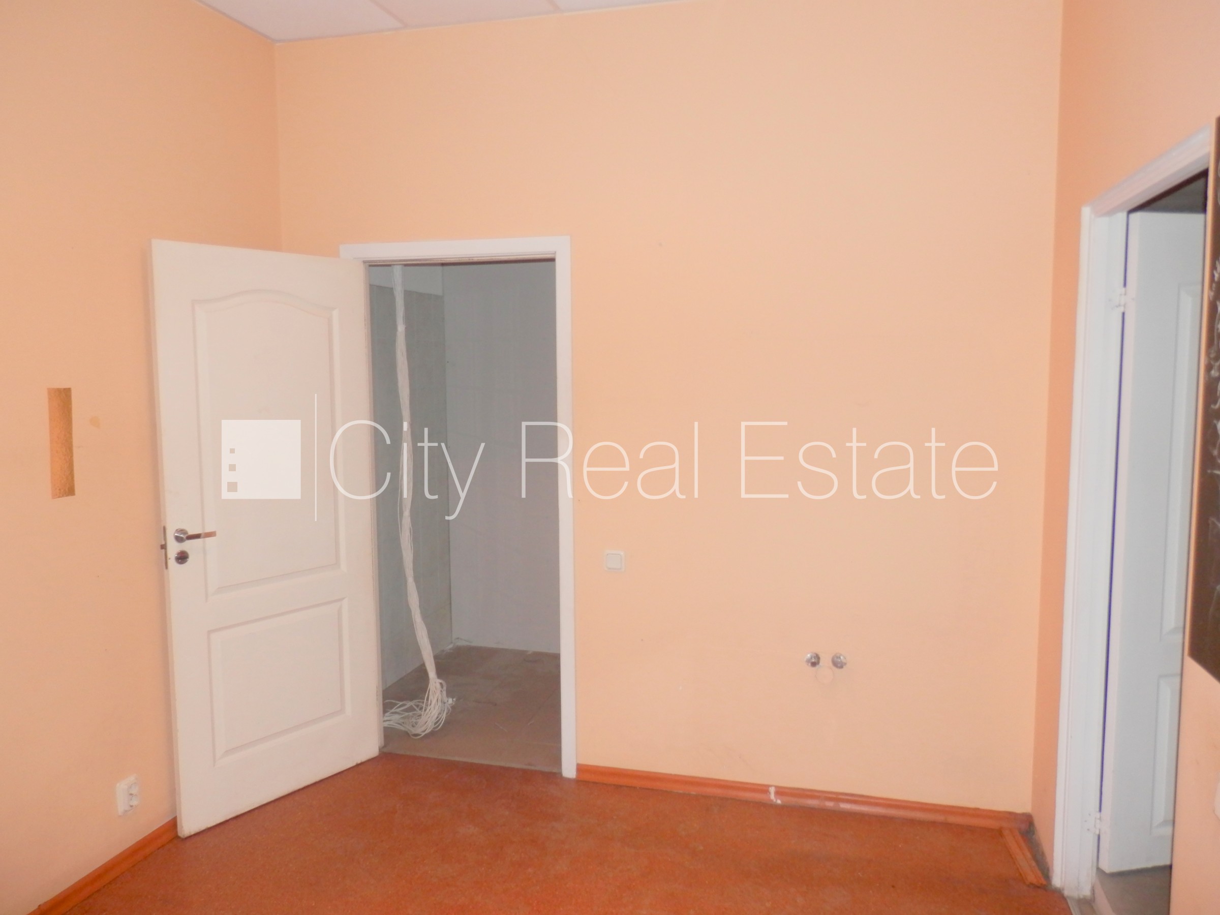 Объявление. Фасадный дом, закрытая территория, места для нескольких машин, охраняемая территория, объект Цена: 1625 EUR/мес. Foto #15