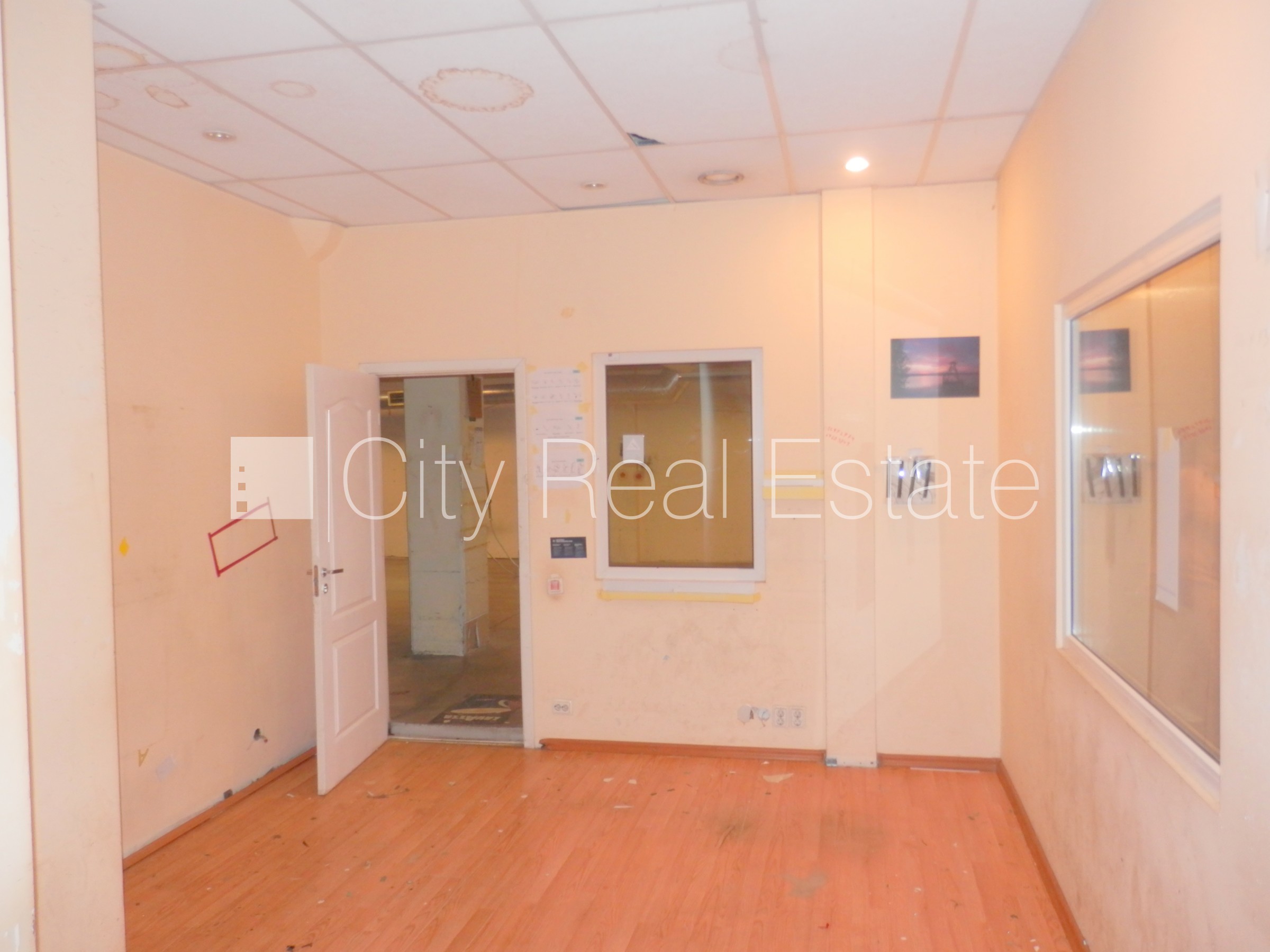 Объявление. Фасадный дом, закрытая территория, места для нескольких машин, охраняемая территория, объект Цена: 1625 EUR/мес. Foto #18