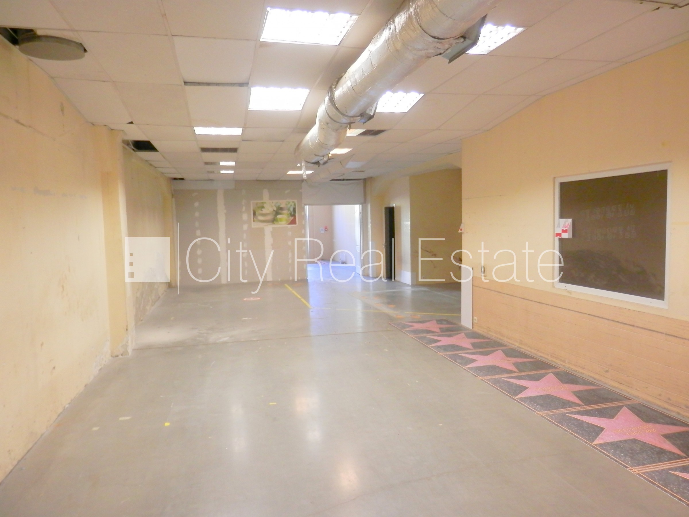 Объявление. Фасадный дом, закрытая территория, места для нескольких машин, охраняемая территория, объект Цена: 1625 EUR/мес. Foto #12