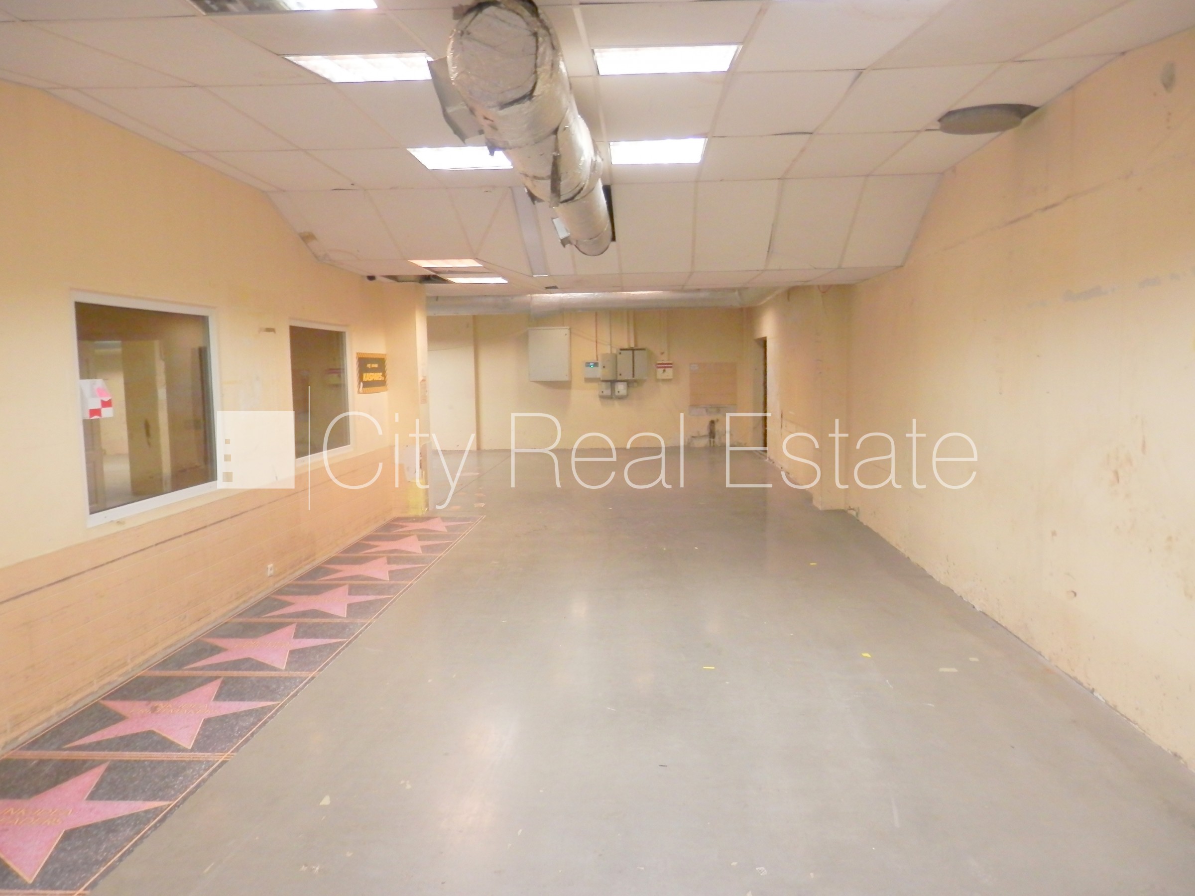 Объявление. Фасадный дом, закрытая территория, места для нескольких машин, охраняемая территория, объект Цена: 1625 EUR/мес. Foto #13