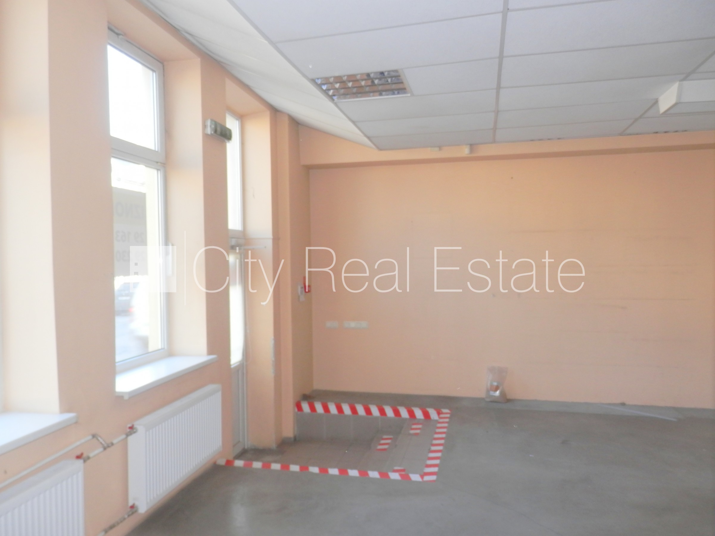 Объявление. Фасадный дом, закрытая территория, места для нескольких машин, охраняемая территория, объект Цена: 1625 EUR/мес. Foto #4