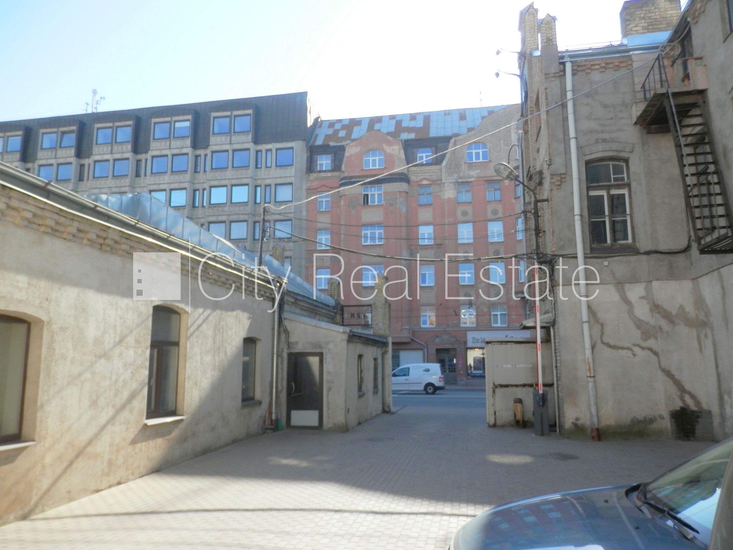 Объявление. Фасадный дом, закрытая территория, места для нескольких машин, охраняемая территория, объект Цена: 1625 EUR/мес. Foto #23