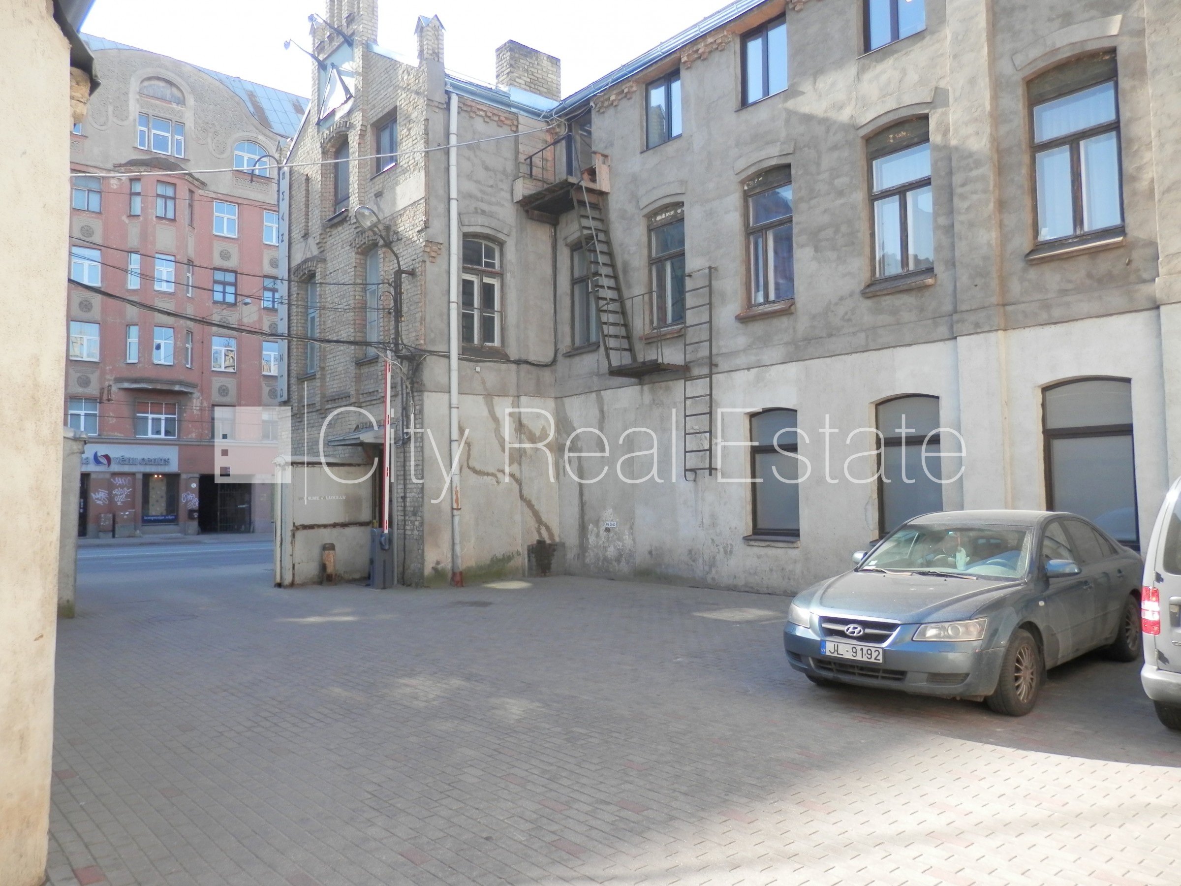 Sludinājumi. Fasādes māja, slēgts pagalms, vieta vairākām automašīnām, apsargāts pagalms, objektu apsargā Cena: 1488 EUR/mēn Foto #22