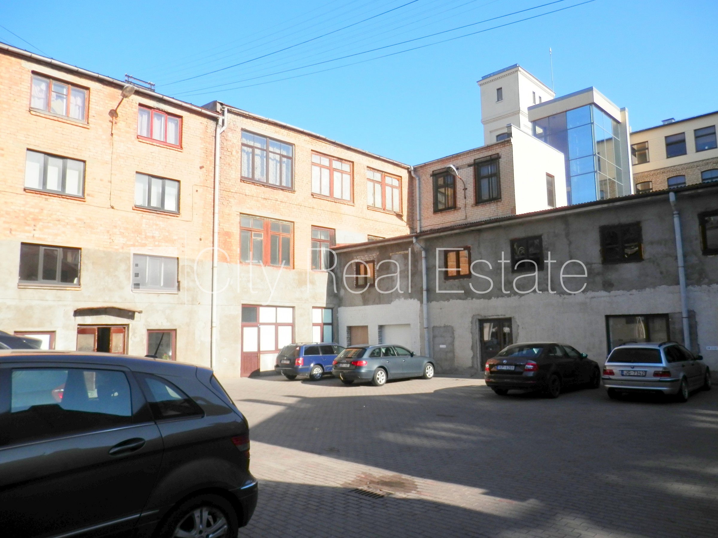 Sludinājumi. Fasādes māja, slēgts pagalms, vieta vairākām automašīnām, apsargāts pagalms, objektu apsargā Cena: 1488 EUR/mēn Foto #23