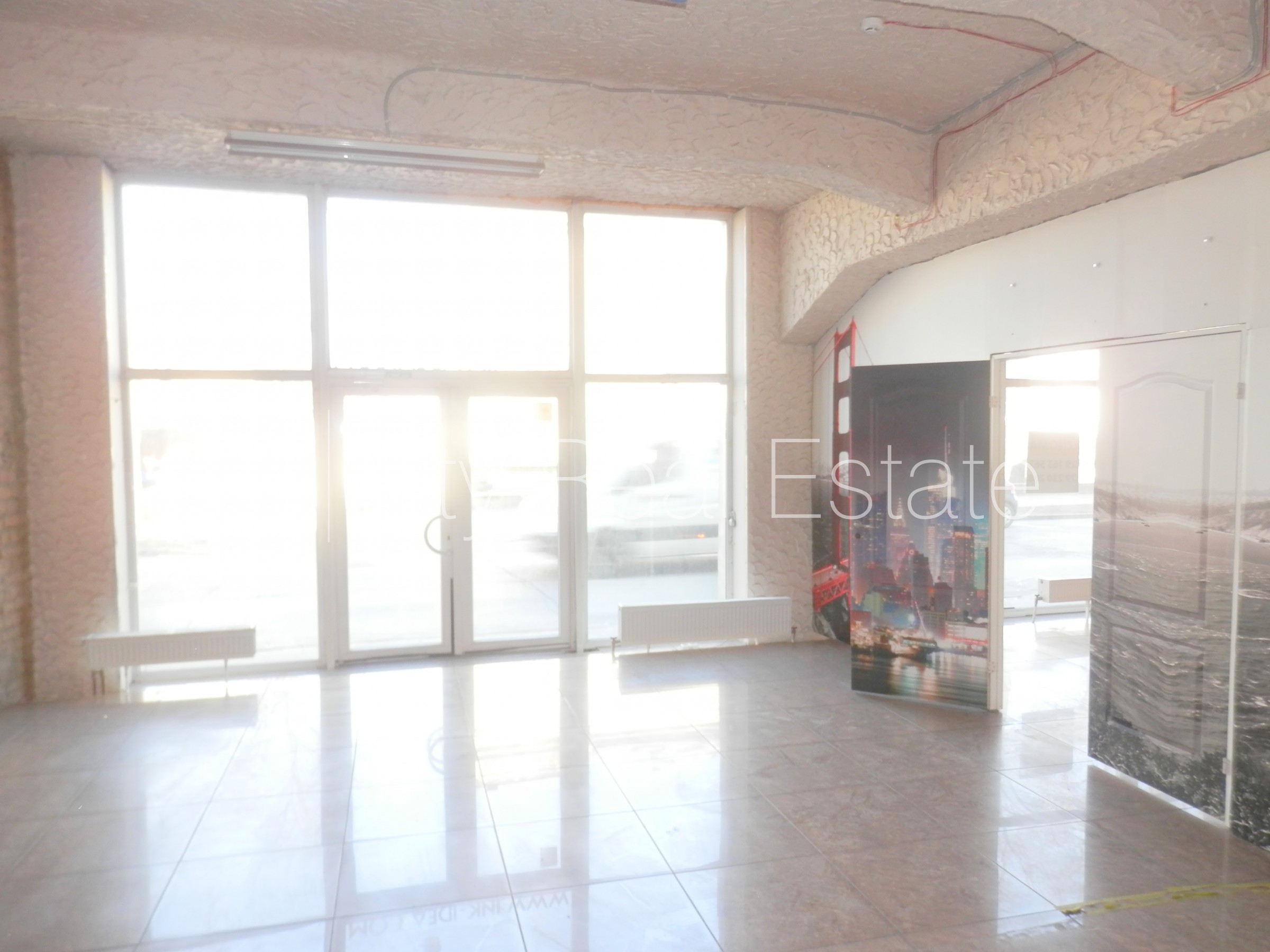 Sludinājumi. Fasādes māja, slēgts pagalms, vieta vairākām automašīnām, apsargāts pagalms, objektu apsargā Cena: 1488 EUR/mēn Foto #2