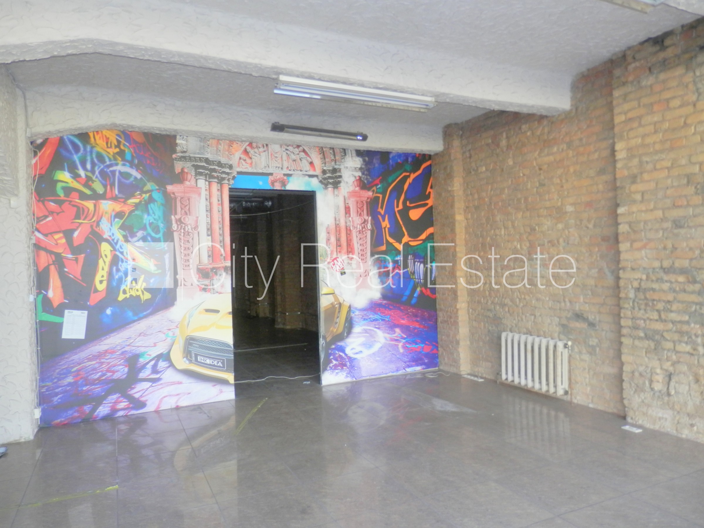 Sludinājumi. Fasādes māja, slēgts pagalms, vieta vairākām automašīnām, apsargāts pagalms, objektu apsargā Cena: 1488 EUR/mēn Foto #6