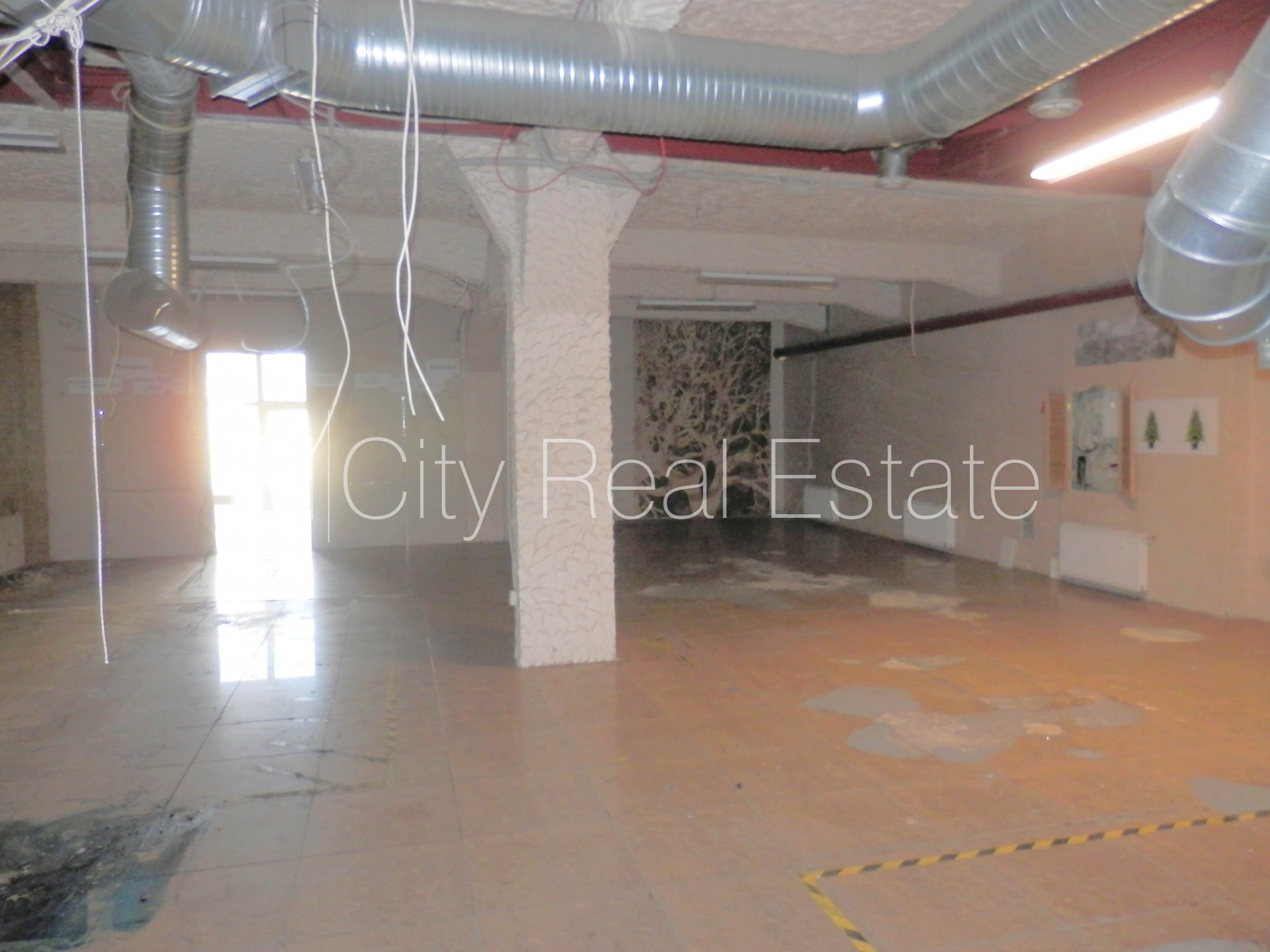 Sludinājumi. Fasādes māja, slēgts pagalms, vieta vairākām automašīnām, apsargāts pagalms, objektu apsargā Cena: 1488 EUR/mēn Foto #4