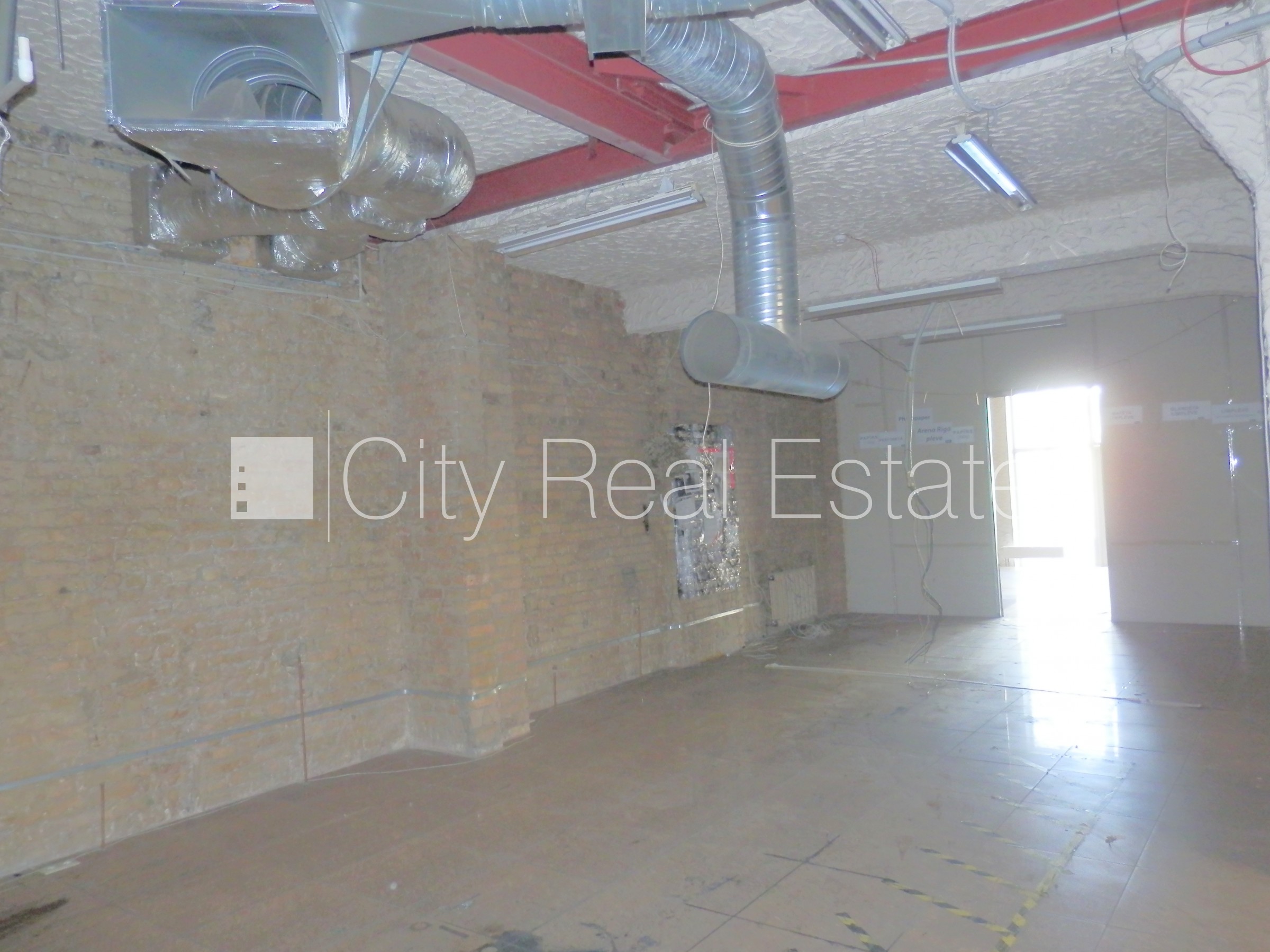 Sludinājumi. Fasādes māja, slēgts pagalms, vieta vairākām automašīnām, apsargāts pagalms, objektu apsargā Cena: 1488 EUR/mēn Foto #13