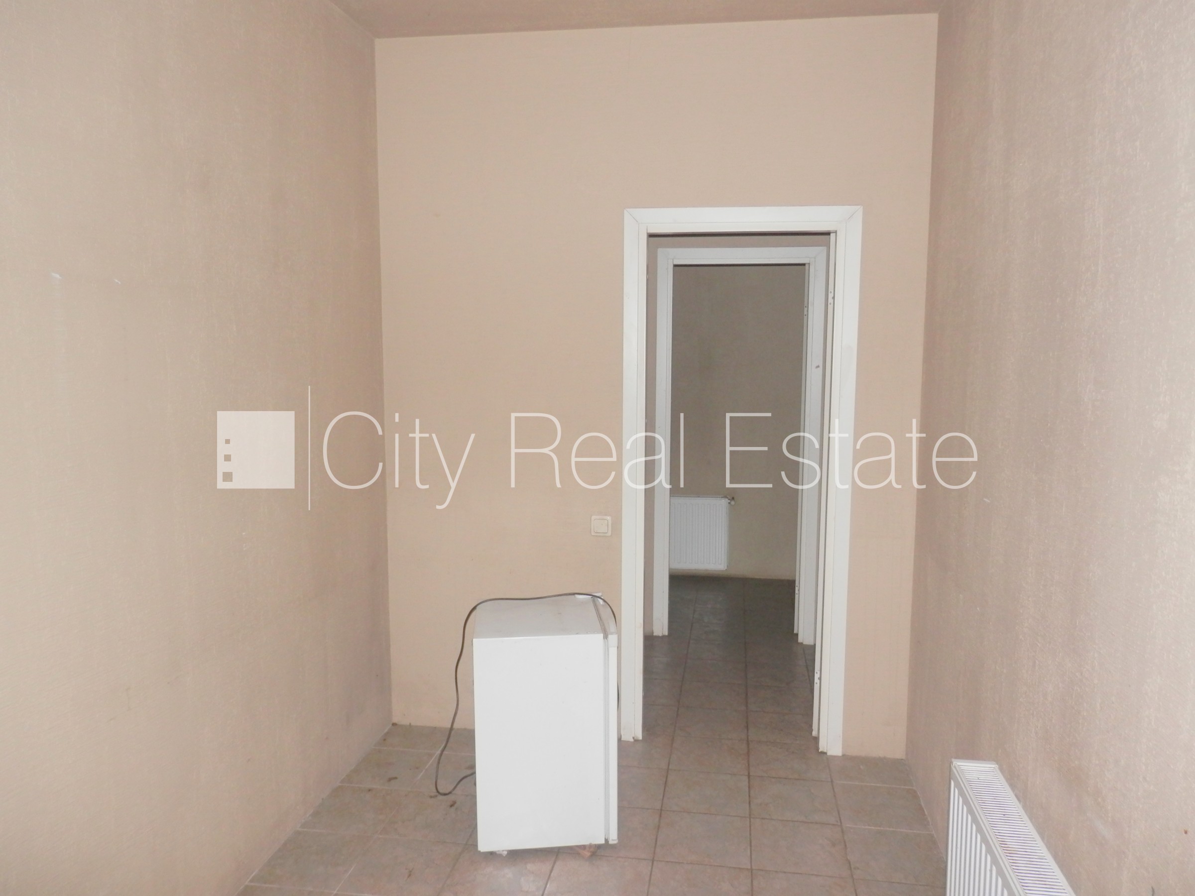 Sludinājumi. Fasādes māja, slēgts pagalms, vieta vairākām automašīnām, apsargāts pagalms, objektu apsargā Cena: 1488 EUR/mēn Foto #15