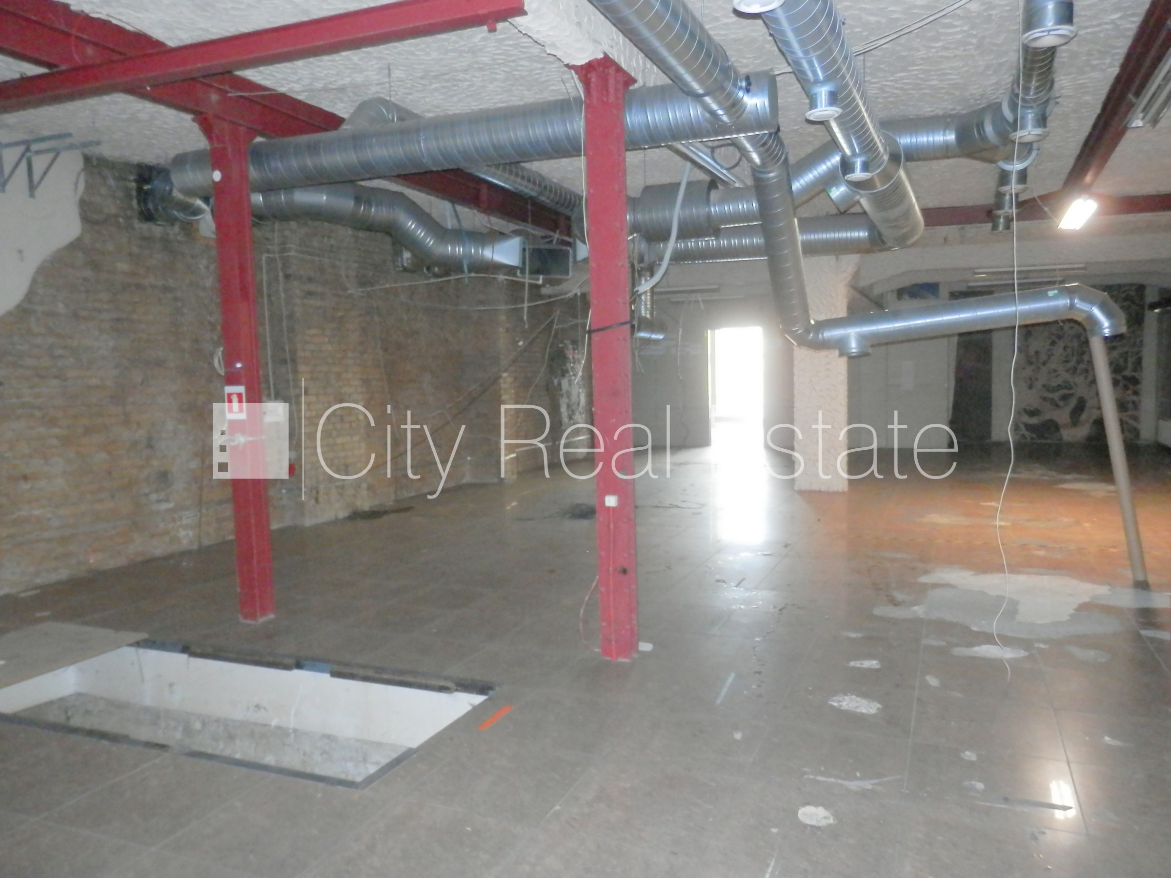 Sludinājumi. Fasādes māja, slēgts pagalms, vieta vairākām automašīnām, apsargāts pagalms, objektu apsargā Cena: 1488 EUR/mēn Foto #8