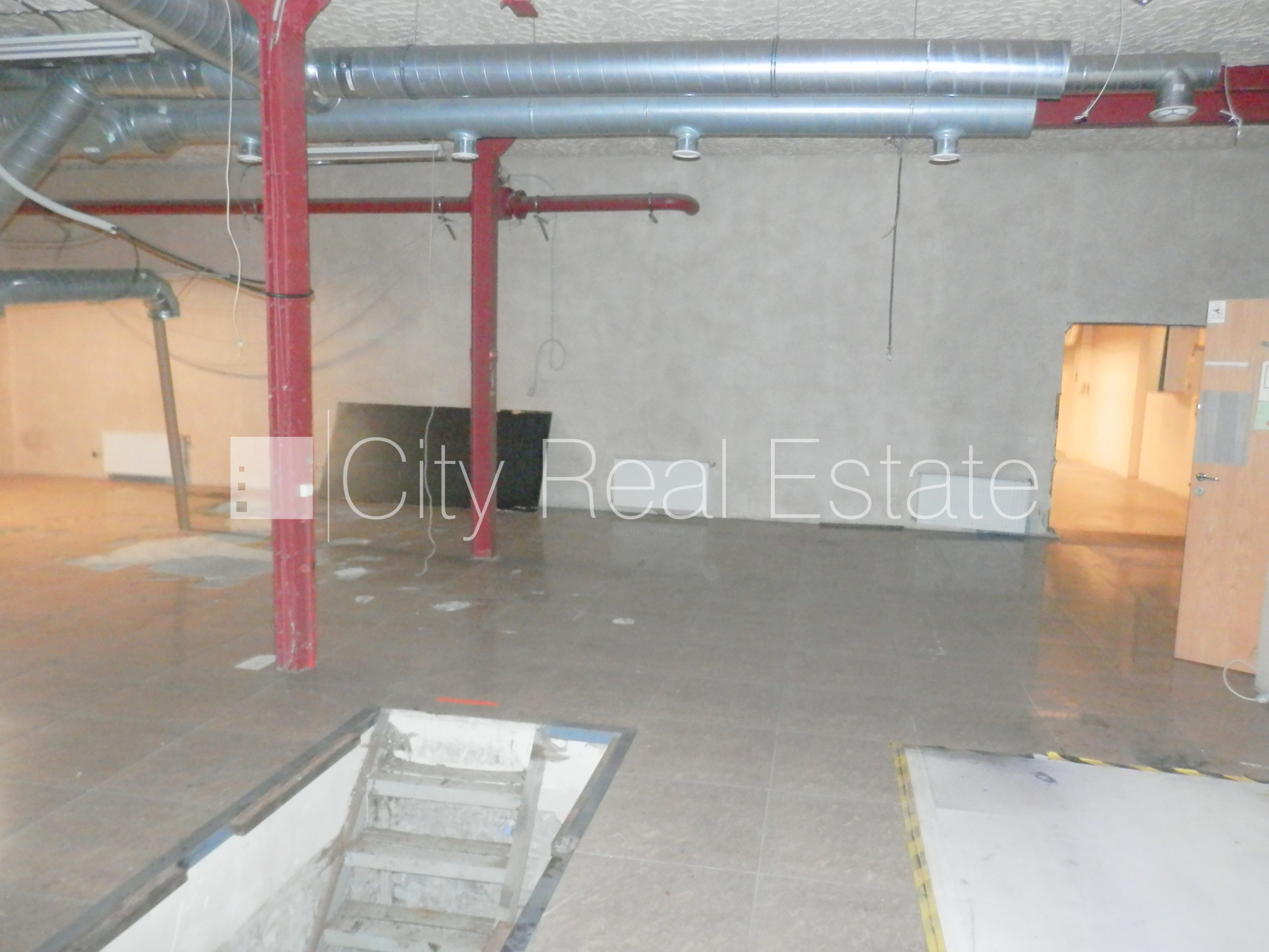 Sludinājumi. Fasādes māja, slēgts pagalms, vieta vairākām automašīnām, apsargāts pagalms, objektu apsargā Cena: 1488 EUR/mēn Foto #16