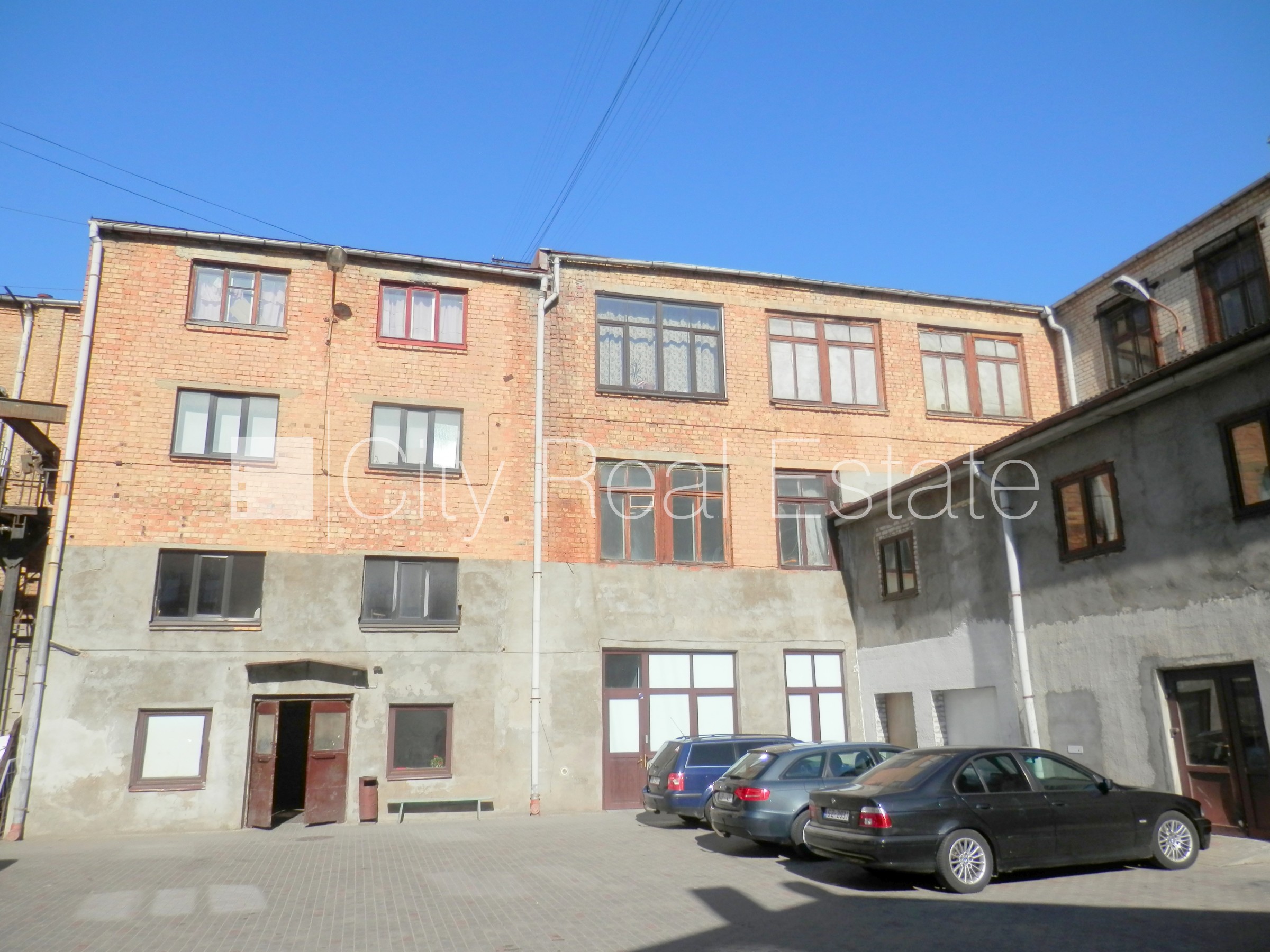 Sludinājumi. Fasādes māja, slēgts pagalms, vieta vairākām automašīnām, apsargāts pagalms, objektu apsargā Cena: 1488 EUR/mēn Foto #24