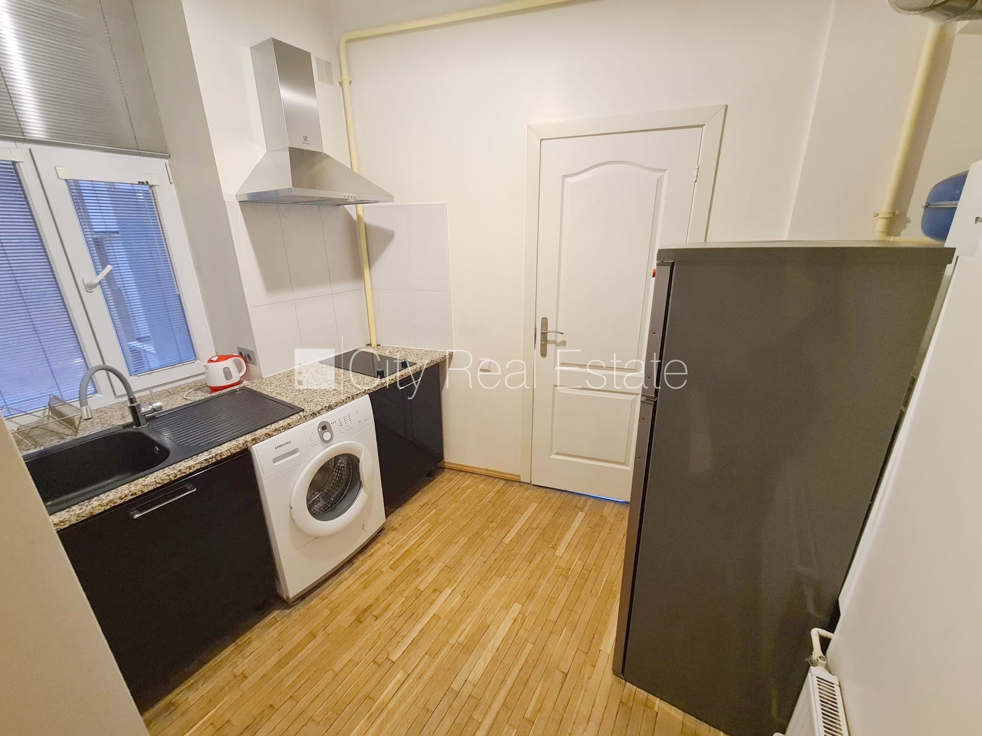 Sludinājumi. Fasādes māja, renovēta māja, objektu apsargā fiziskā apsardze, ieeja no pagalma, kāpņu telpa pēc Cena: 390 EUR/mēn Foto #9