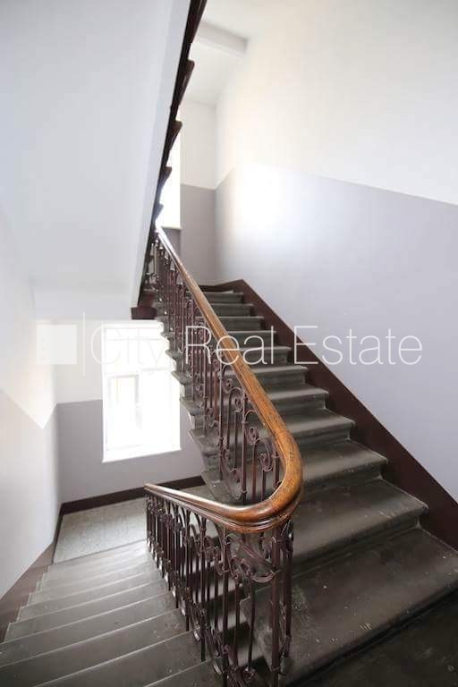 Sludinājumi. Fasādes māja, renovēta māja, objektu apsargā fiziskā apsardze, ieeja no pagalma, kāpņu telpa pēc Cena: 390 EUR/mēn Foto #23