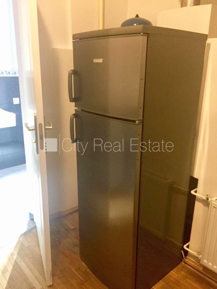 Sludinājumi. Fasādes māja, renovēta māja, objektu apsargā fiziskā apsardze, ieeja no pagalma, kāpņu telpa pēc Cena: 390 EUR/mēn Foto #12