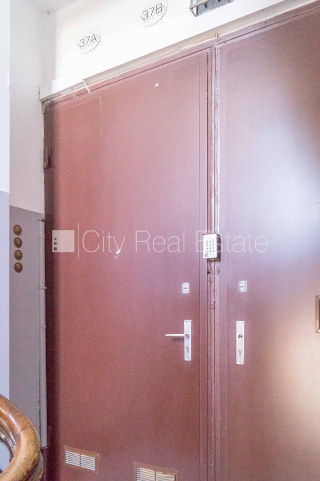 Sludinājumi. Fasādes māja, renovēta māja, objektu apsargā fiziskā apsardze, ieeja no pagalma, kāpņu telpa pēc Cena: 390 EUR/mēn Foto #22