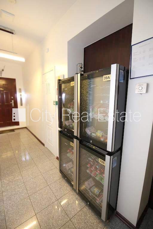 Sludinājumi. Fasādes māja, renovēta māja, objektu apsargā fiziskā apsardze, ieeja no pagalma, kāpņu telpa pēc Cena: 390 EUR/mēn Foto #21