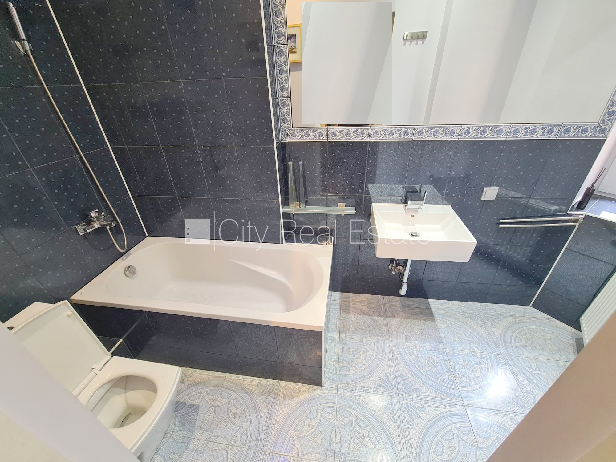 Sludinājumi. Fasādes māja, renovēta māja, objektu apsargā fiziskā apsardze, ieeja no pagalma, kāpņu telpa pēc Cena: 390 EUR/mēn Foto #14