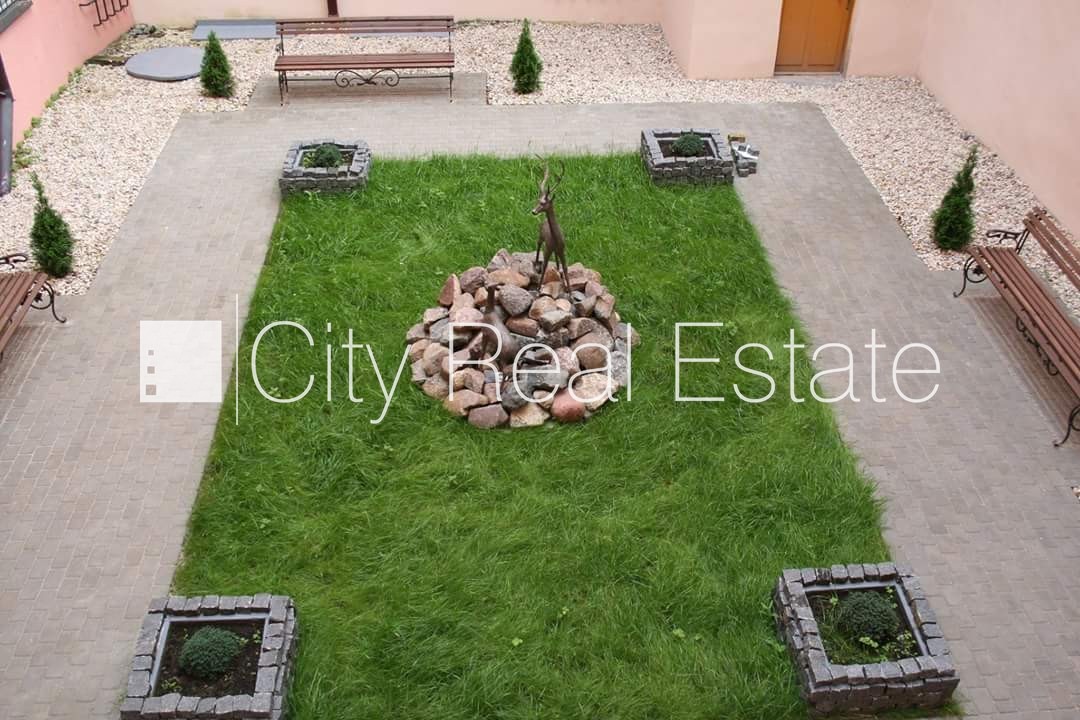 Sludinājumi. Fasādes māja, renovēta māja, objektu apsargā fiziskā apsardze, ieeja no pagalma, kāpņu telpa pēc Cena: 390 EUR/mēn Foto #24