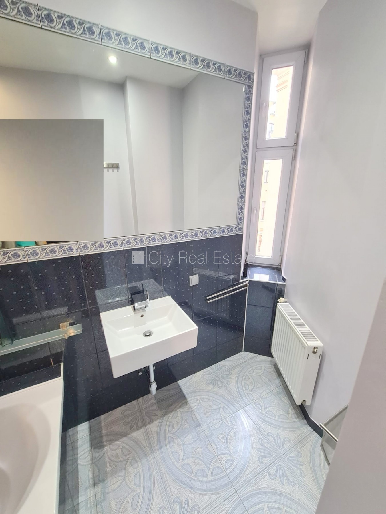 Sludinājumi. Fasādes māja, renovēta māja, objektu apsargā fiziskā apsardze, ieeja no pagalma, kāpņu telpa pēc Cena: 390 EUR/mēn Foto #18