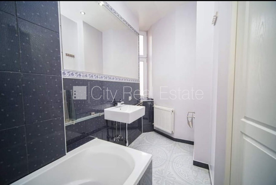 Sludinājumi. Fasādes māja, renovēta māja, objektu apsargā fiziskā apsardze, ieeja no pagalma, kāpņu telpa pēc Cena: 390 EUR/mēn Foto #15