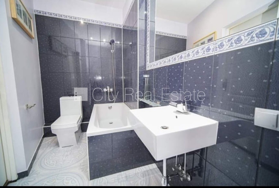 Sludinājumi. Fasādes māja, renovēta māja, objektu apsargā fiziskā apsardze, ieeja no pagalma, kāpņu telpa pēc Cena: 390 EUR/mēn Foto #16