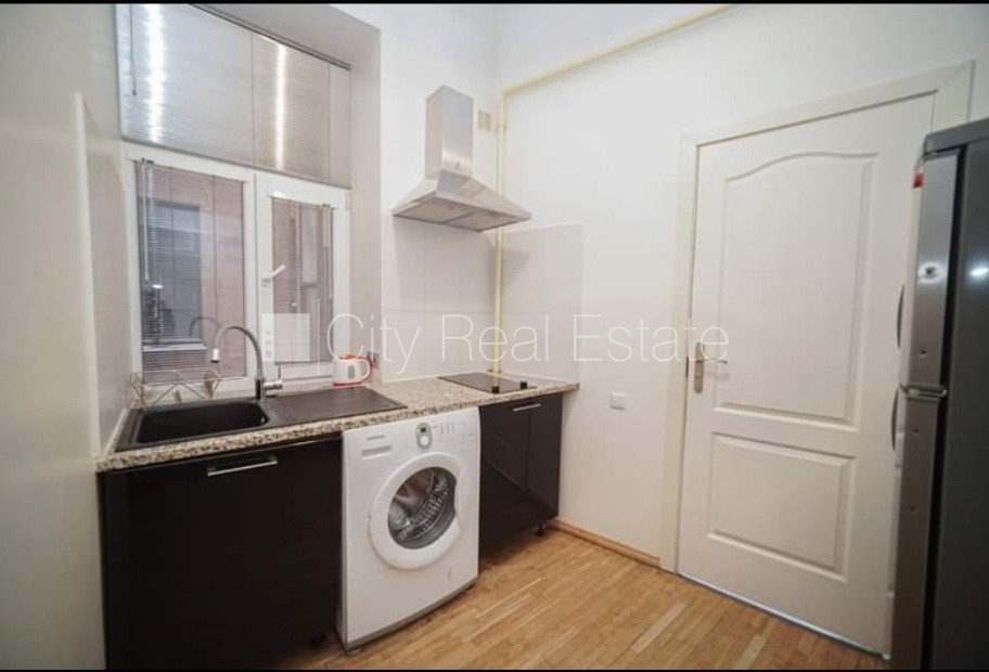 Sludinājumi. Fasādes māja, renovēta māja, objektu apsargā fiziskā apsardze, ieeja no pagalma, kāpņu telpa pēc Cena: 390 EUR/mēn Foto #11