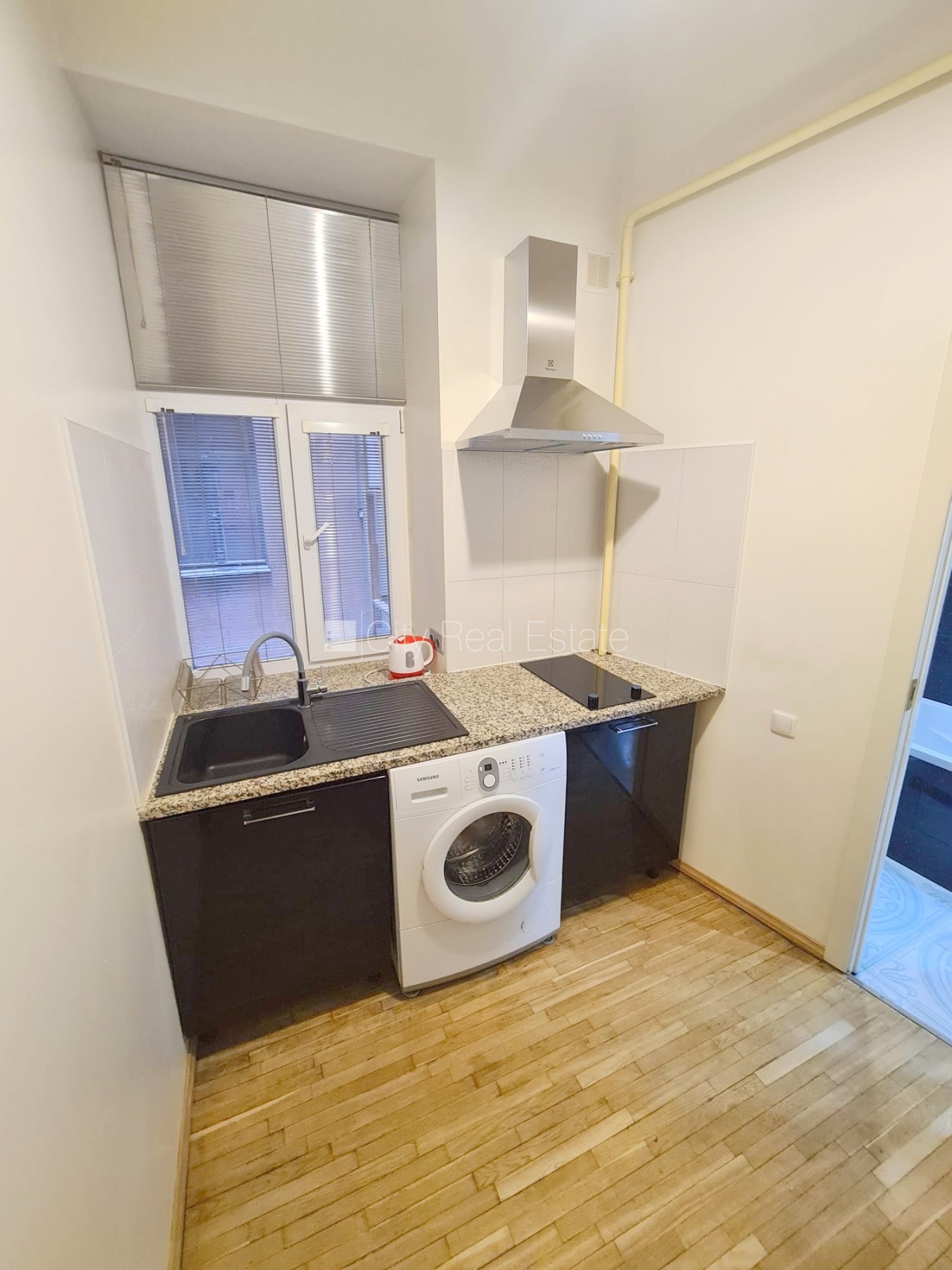 Sludinājumi. Fasādes māja, renovēta māja, objektu apsargā fiziskā apsardze, ieeja no pagalma, kāpņu telpa pēc Cena: 390 EUR/mēn Foto #10