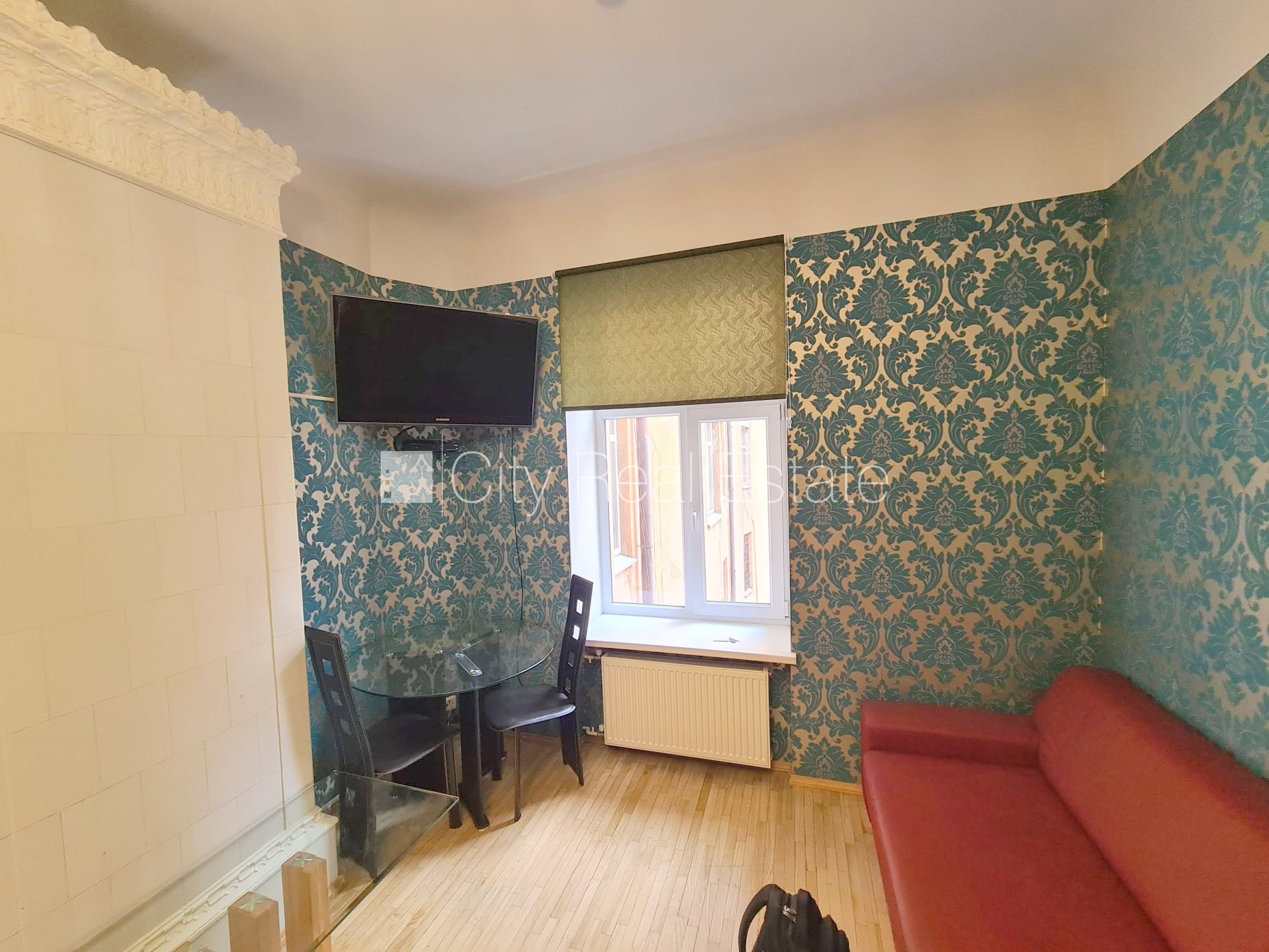 Sludinājumi. Fasādes māja, renovēta māja, objektu apsargā fiziskā apsardze, ieeja no pagalma, kāpņu telpa pēc Cena: 390 EUR/mēn Foto #4