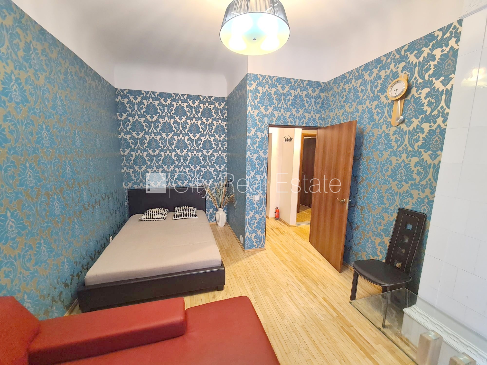 Sludinājumi. Fasādes māja, renovēta māja, objektu apsargā fiziskā apsardze, ieeja no pagalma, kāpņu telpa pēc Cena: 390 EUR/mēn Foto #7