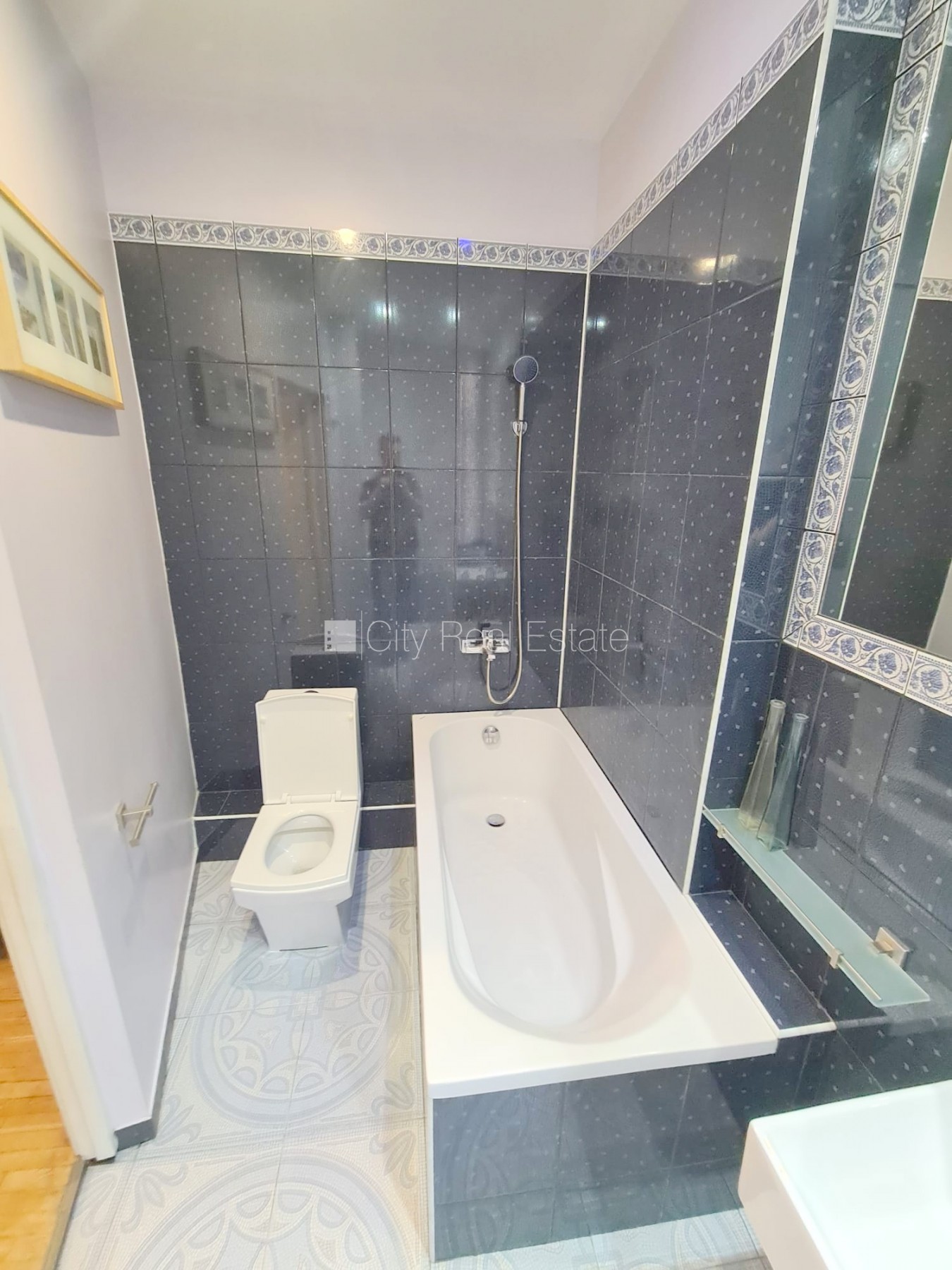 Sludinājumi. Fasādes māja, renovēta māja, objektu apsargā fiziskā apsardze, ieeja no pagalma, kāpņu telpa pēc Cena: 390 EUR/mēn Foto #17