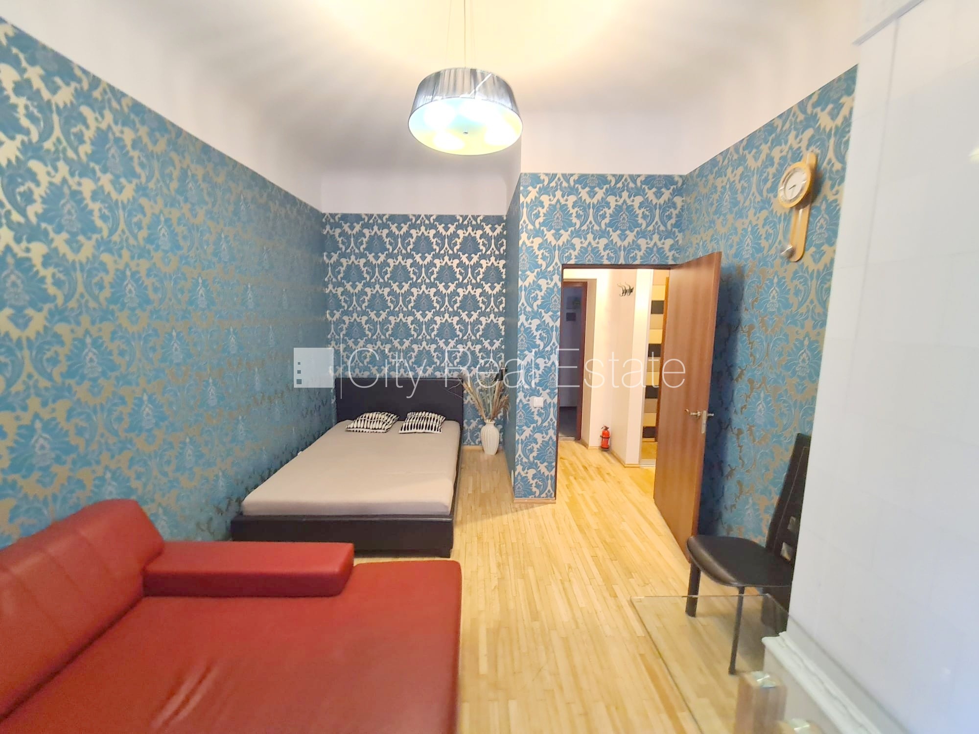 Sludinājumi. Fasādes māja, renovēta māja, objektu apsargā fiziskā apsardze, ieeja no pagalma, kāpņu telpa pēc Cena: 390 EUR/mēn Foto #5