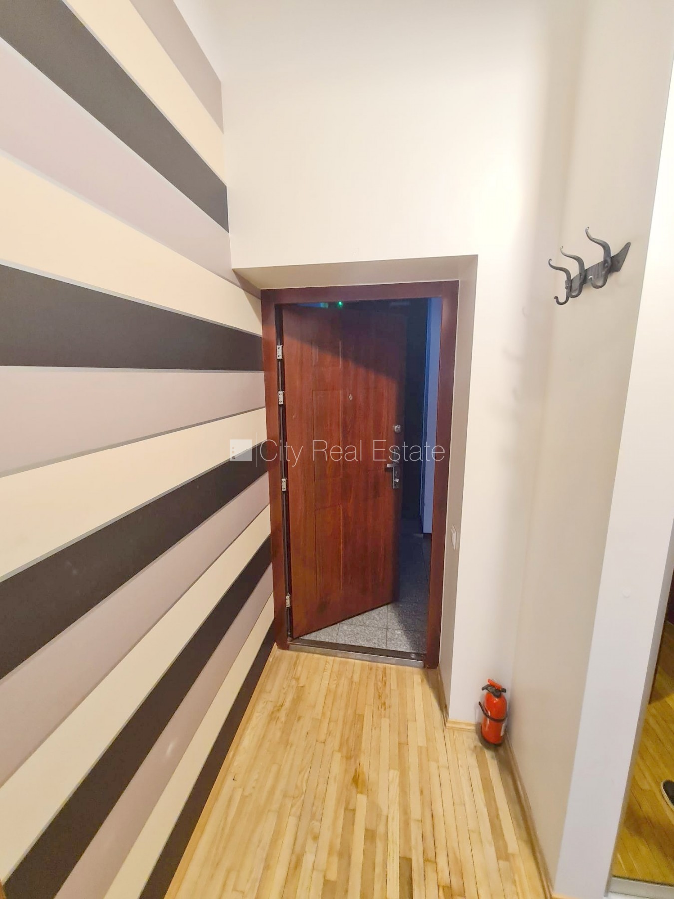 Sludinājumi. Fasādes māja, renovēta māja, objektu apsargā fiziskā apsardze, ieeja no pagalma, kāpņu telpa pēc Cena: 390 EUR/mēn Foto #19