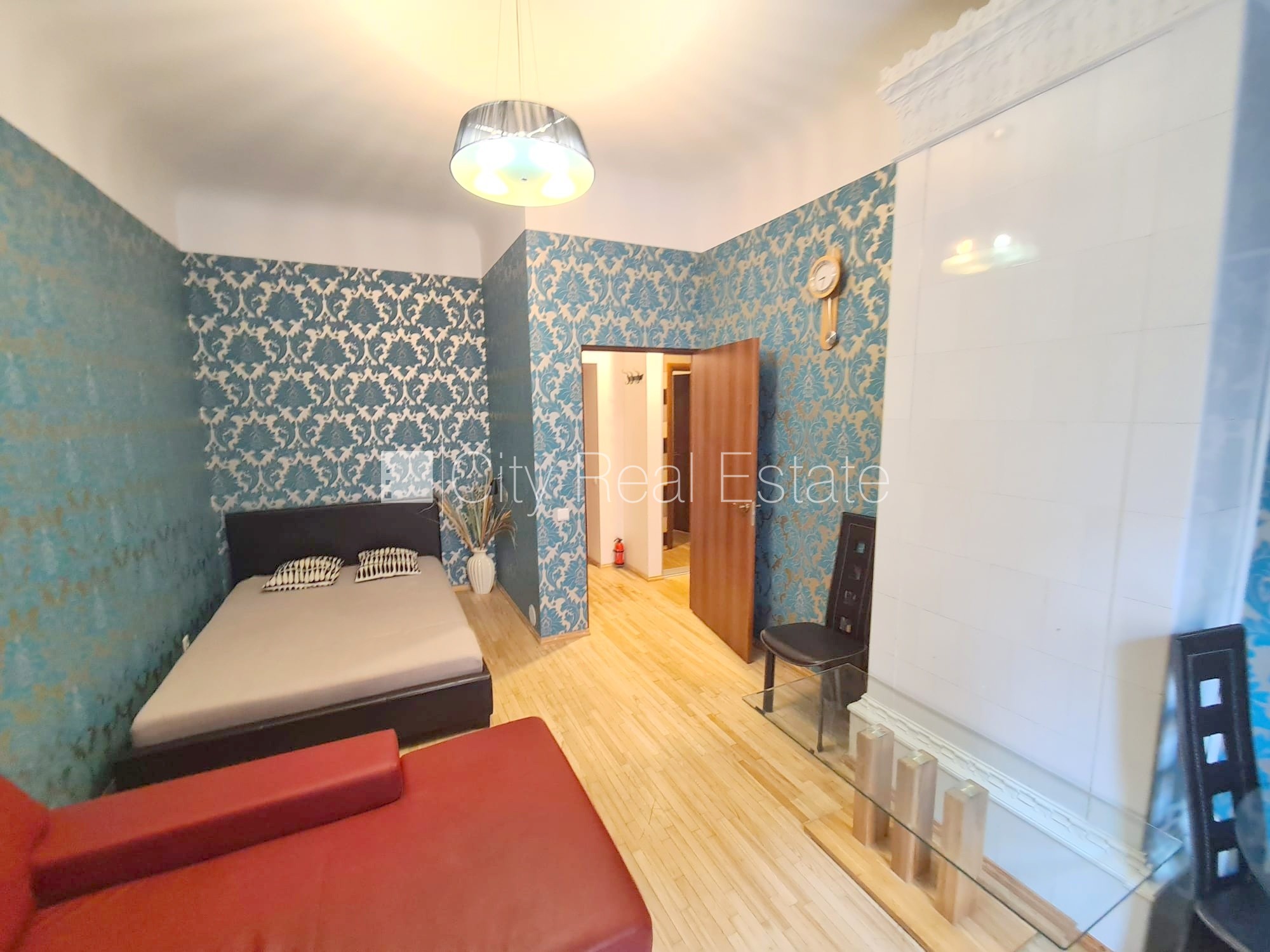 Sludinājumi. Fasādes māja, renovēta māja, objektu apsargā fiziskā apsardze, ieeja no pagalma, kāpņu telpa pēc Cena: 390 EUR/mēn Foto #6