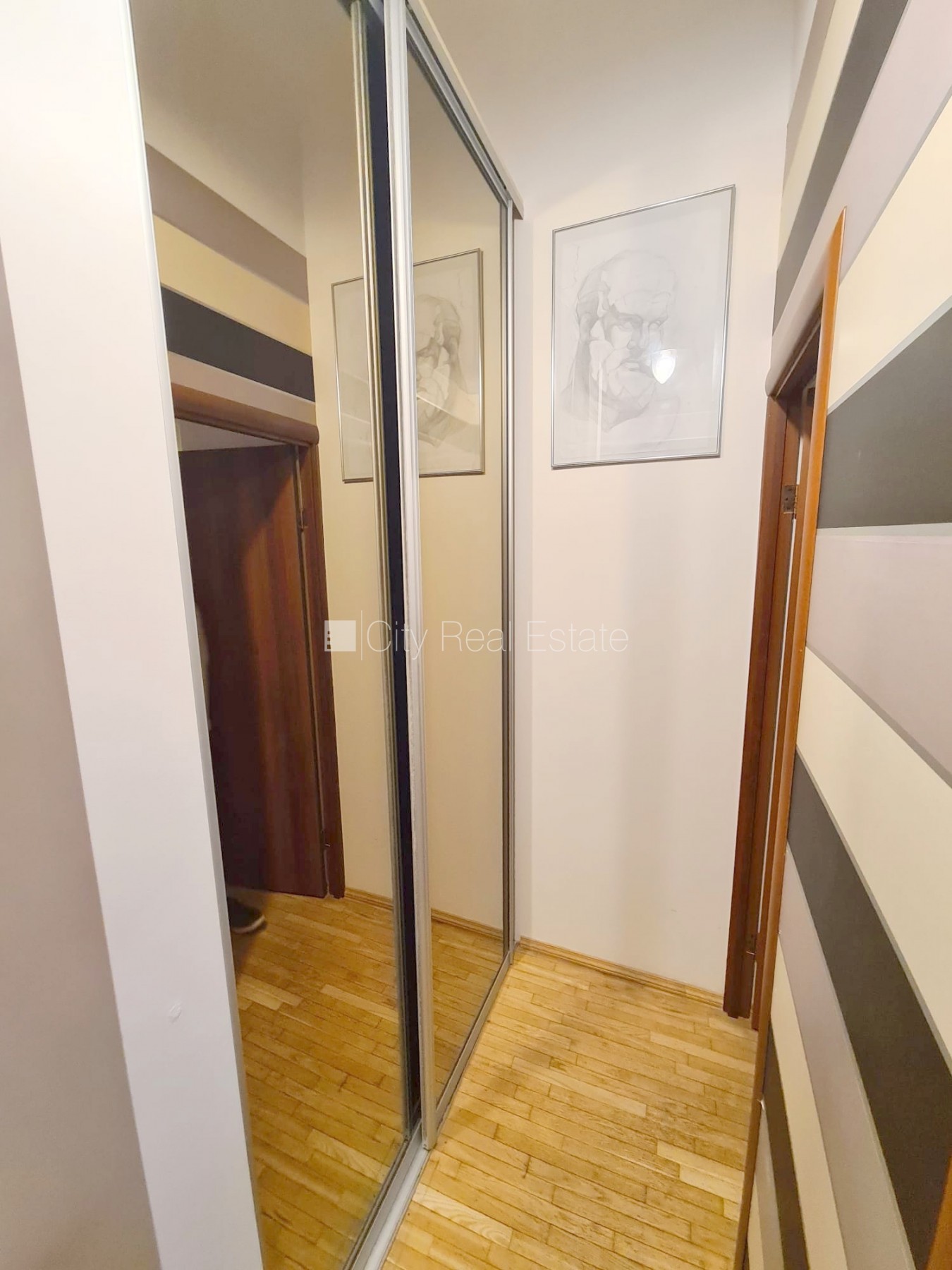 Sludinājumi. Fasādes māja, renovēta māja, objektu apsargā fiziskā apsardze, ieeja no pagalma, kāpņu telpa pēc Cena: 390 EUR/mēn Foto #8