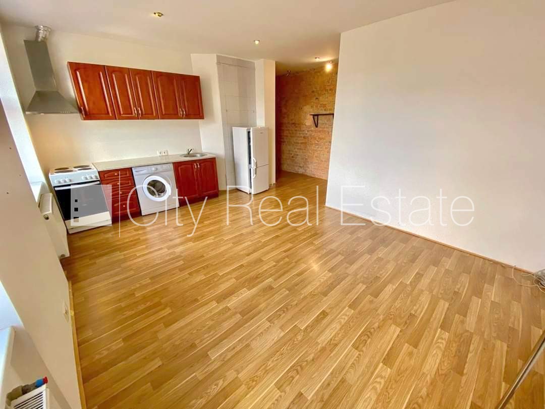 Sludinājumi. Pagalma ēka, renovēta māja, slēgts pagalms, ieeja no pagalma, kāpņu telpa pēc kosmētiskā remonta, Cena: 320 EUR/mēn Foto #2