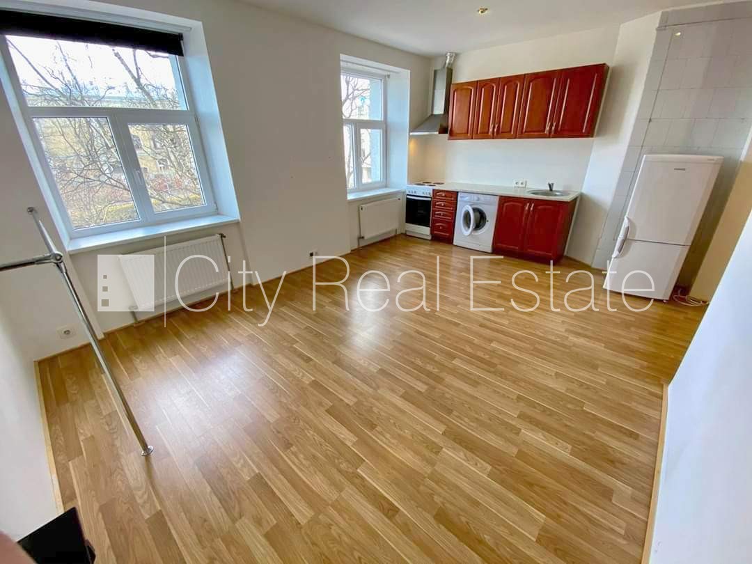 Sludinājumi. Pagalma ēka, renovēta māja, slēgts pagalms, ieeja no pagalma, kāpņu telpa pēc kosmētiskā remonta, Cena: 320 EUR/mēn Foto #1