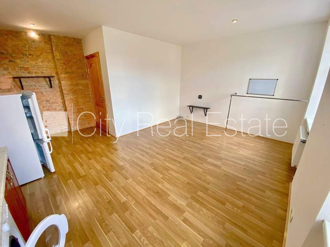 Sludinājumi. Pagalma ēka, renovēta māja, slēgts pagalms, ieeja no pagalma, kāpņu telpa pēc kosmētiskā remonta, Cena: 320 EUR/mēn Foto #4