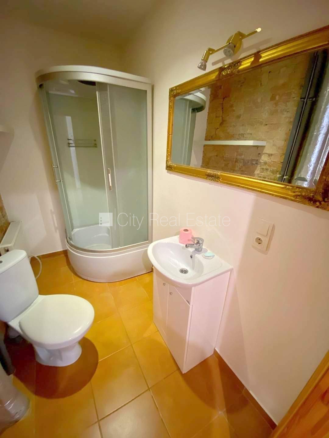 Sludinājumi. Pagalma ēka, renovēta māja, slēgts pagalms, ieeja no pagalma, kāpņu telpa pēc kosmētiskā remonta, Cena: 320 EUR/mēn Foto #7