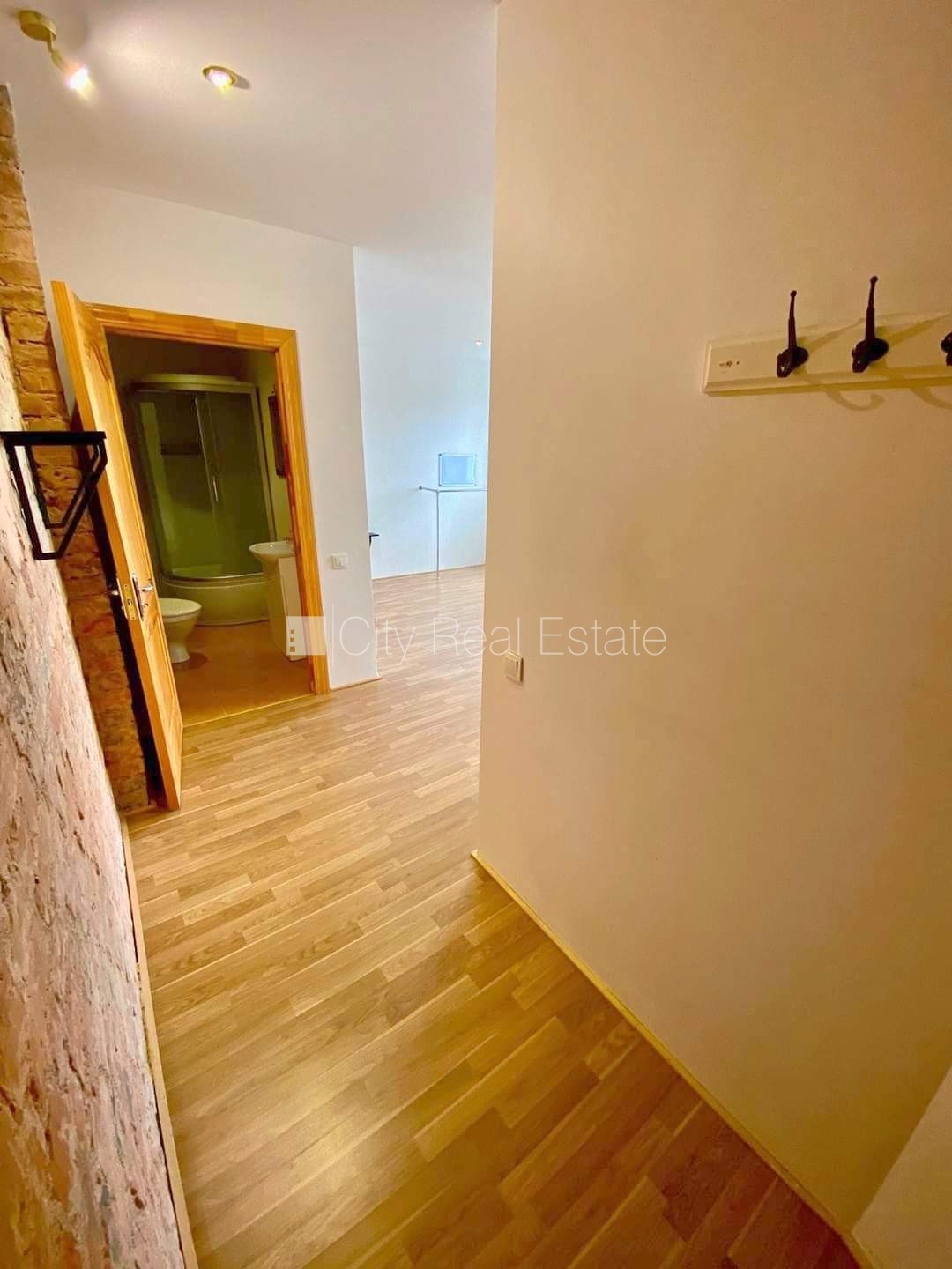 Sludinājumi. Pagalma ēka, renovēta māja, slēgts pagalms, ieeja no pagalma, kāpņu telpa pēc kosmētiskā remonta, Cena: 320 EUR/mēn Foto #6