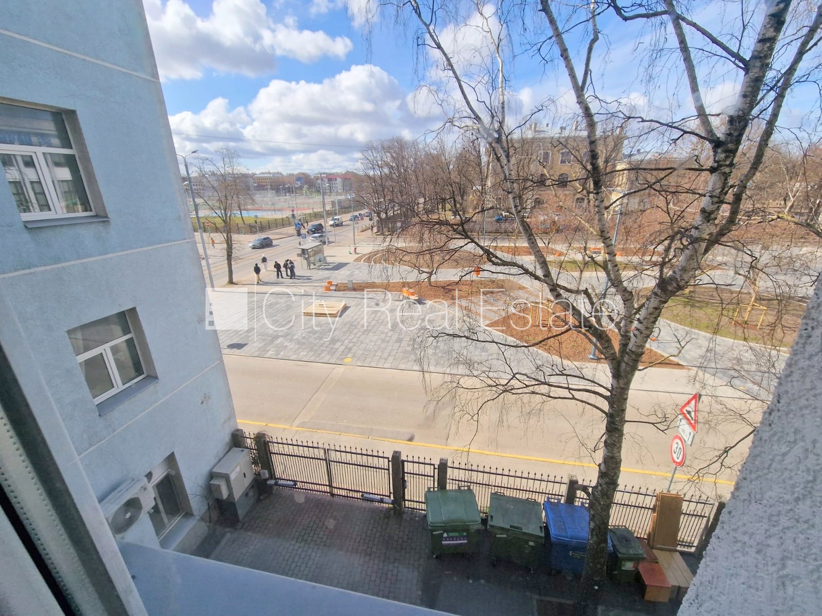 Sludinājumi. Pagalma ēka, renovēta māja, slēgts pagalms, ieeja no pagalma, kāpņu telpa pēc kosmētiskā remonta, Cena: 320 EUR/mēn Foto #9