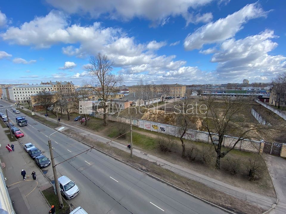 Sludinājumi. Fasādes māja, renovēta māja, slēgts pagalms, ieeja no ielas, ir lifts, kāpņu telpa pēc kapitālā Cena: 300 EUR/mēn Foto #6