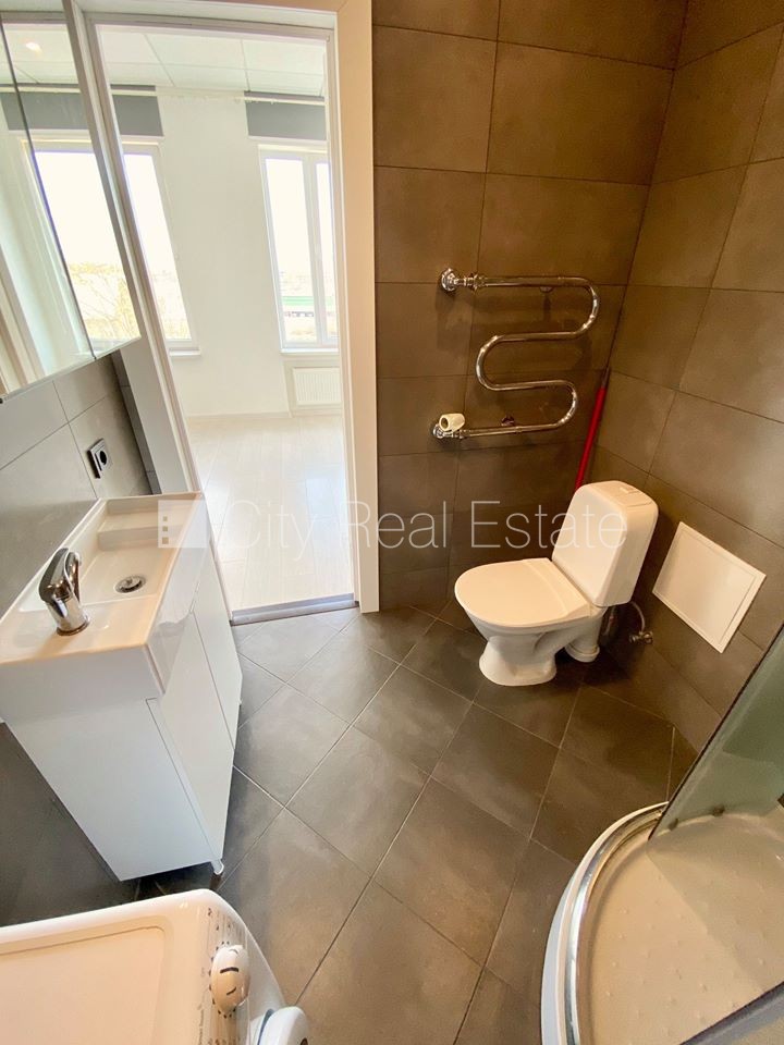 Sludinājumi. Fasādes māja, renovēta māja, slēgts pagalms, ieeja no ielas, ir lifts, kāpņu telpa pēc kapitālā Cena: 300 EUR/mēn Foto #11