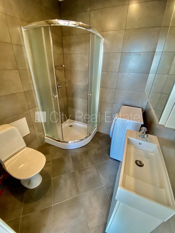 Sludinājumi. Fasādes māja, renovēta māja, slēgts pagalms, ieeja no ielas, ir lifts, kāpņu telpa pēc kapitālā Cena: 300 EUR/mēn Foto #10