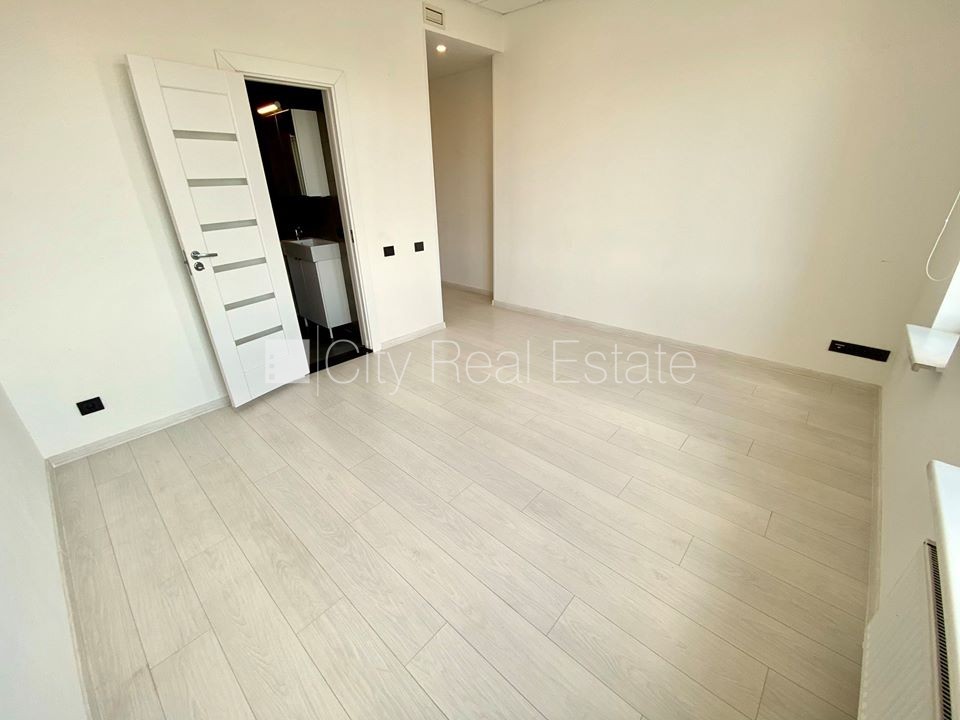 Sludinājumi. Fasādes māja, renovēta māja, slēgts pagalms, ieeja no ielas, ir lifts, kāpņu telpa pēc kapitālā Cena: 300 EUR/mēn Foto #3