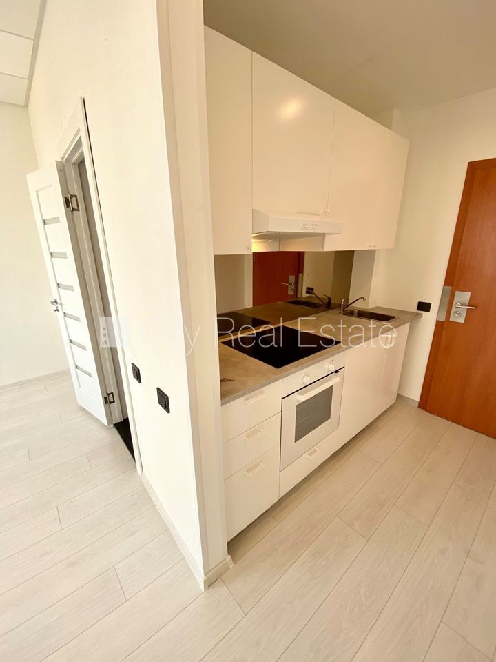 Sludinājumi. Fasādes māja, renovēta māja, slēgts pagalms, ieeja no ielas, ir lifts, kāpņu telpa pēc kapitālā Cena: 300 EUR/mēn Foto #4