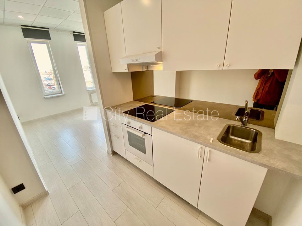 Sludinājumi. Fasādes māja, renovēta māja, slēgts pagalms, ieeja no ielas, ir lifts, kāpņu telpa pēc kapitālā Cena: 300 EUR/mēn Foto #1