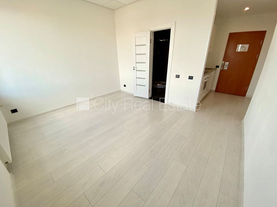 Sludinājumi. Fasādes māja, renovēta māja, slēgts pagalms, ieeja no ielas, ir lifts, kāpņu telpa pēc kapitālā Cena: 300 EUR/mēn Foto #2