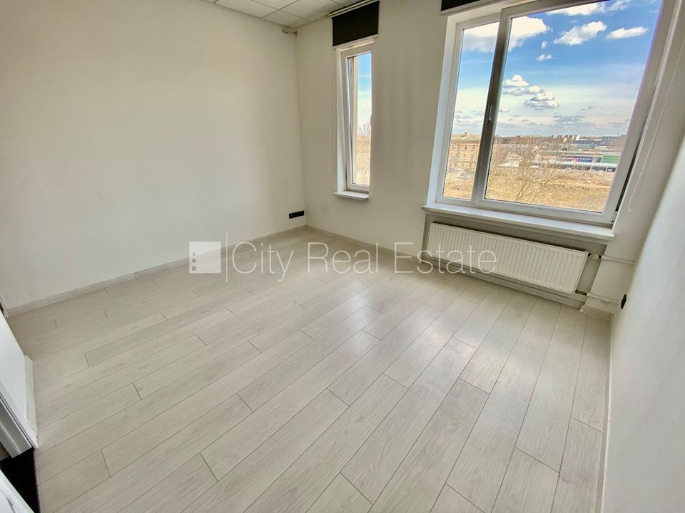 Sludinājumi. Fasādes māja, renovēta māja, slēgts pagalms, ieeja no ielas, ir lifts, kāpņu telpa pēc kapitālā Cena: 300 EUR/mēn Foto #5