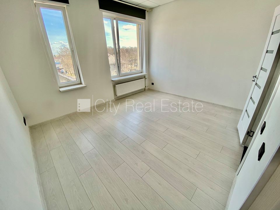 Sludinājumi. Fasādes māja, renovēta māja, slēgts pagalms, ieeja no ielas, ir lifts, kāpņu telpa pēc kapitālā Cena: 300 EUR/mēn Foto #8